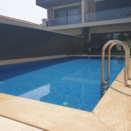 Luxurious, Modern With Private Pool In *